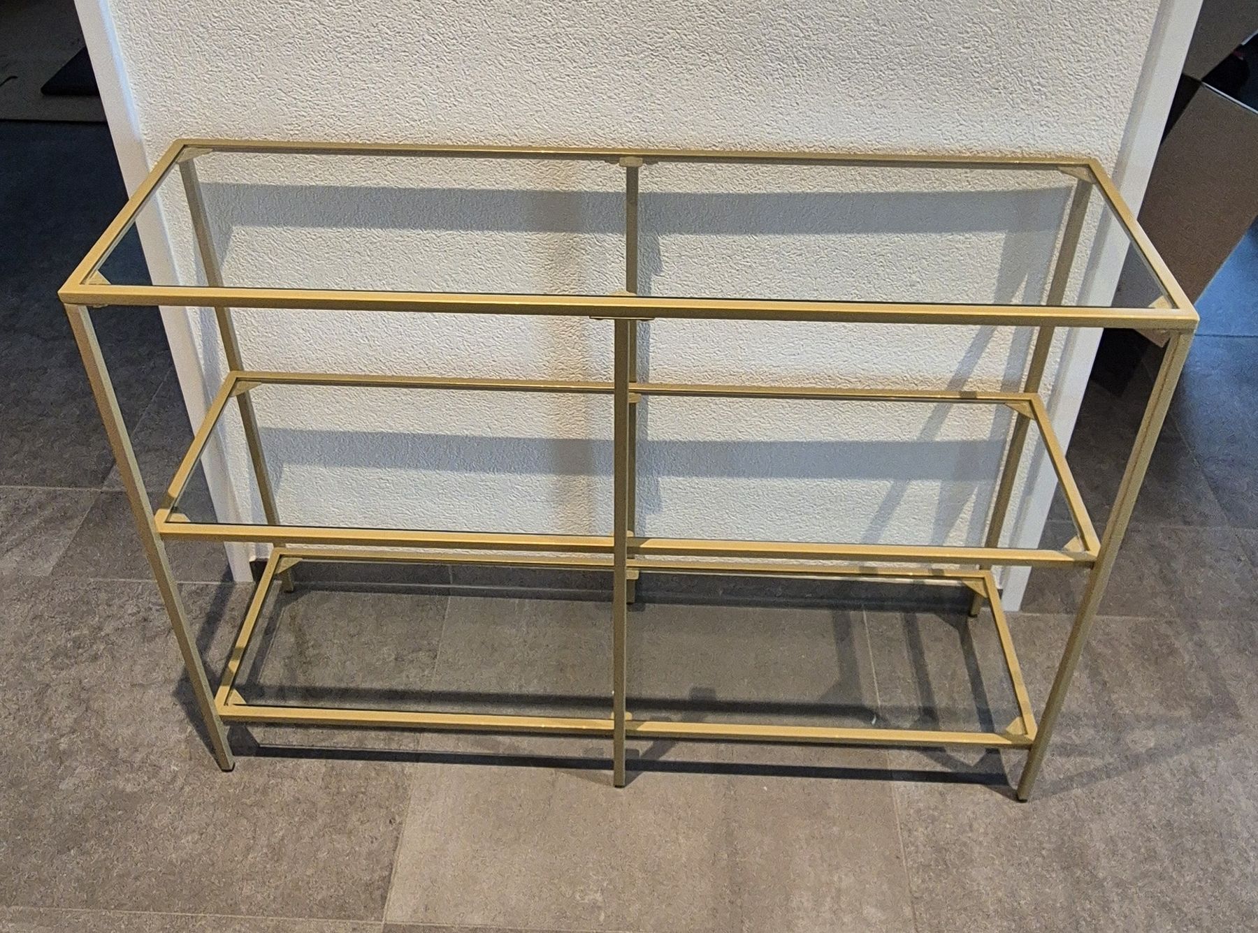 Vetrine: Goldfarbene Vitrine mit Glasablagen – Usato da Weiningen TG venduto da Remom90