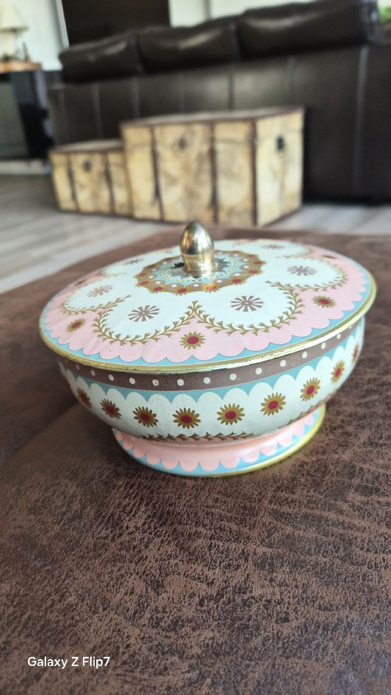 Dosen: Boîte décorée vintage avec couvercle et poignée – Gebraucht aus Avry-sur-Matran von cec_nhz8