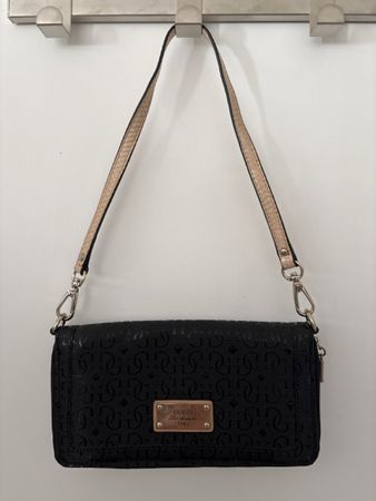Guess Umhängetasche schwarz mit Logo Muster gebraucht