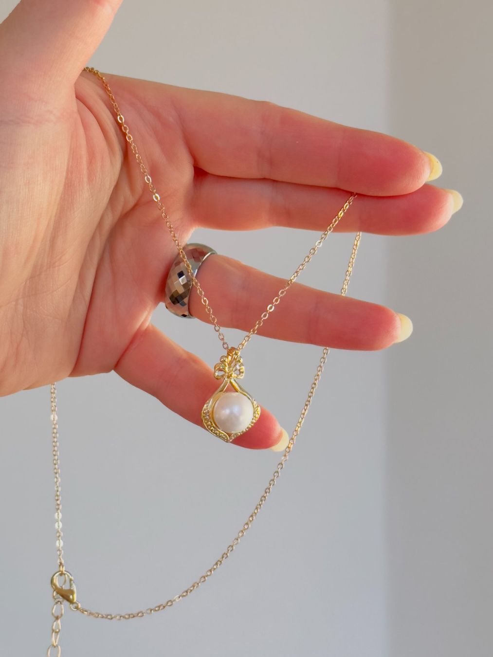 Catenine: Shell white Pearl Necklace – Nuovo e nell'imballaggio originale da Genève venduto da AGBERG 3