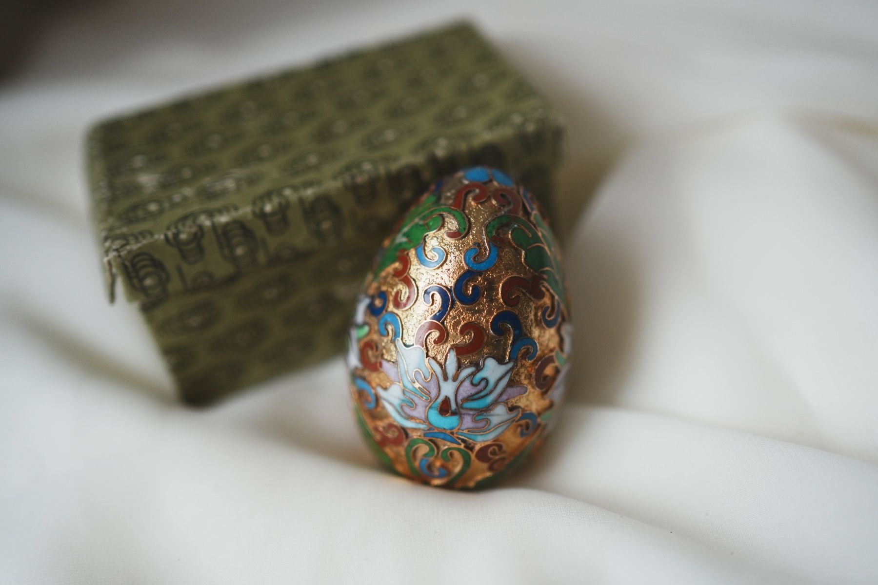 Tutte le decorazioni: Metallisches Ei mit Cloisonné-Emaille – Nuovo e nell'imballaggio originale da Volketswil venduto da HeredisAntiques 6
