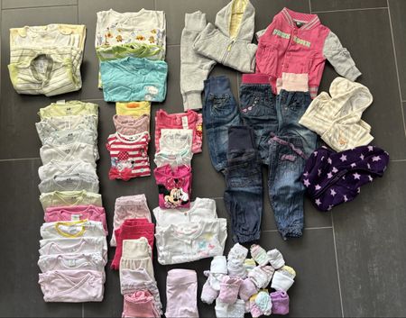 44-teiliges Babykleider Paket Grösse 62/68