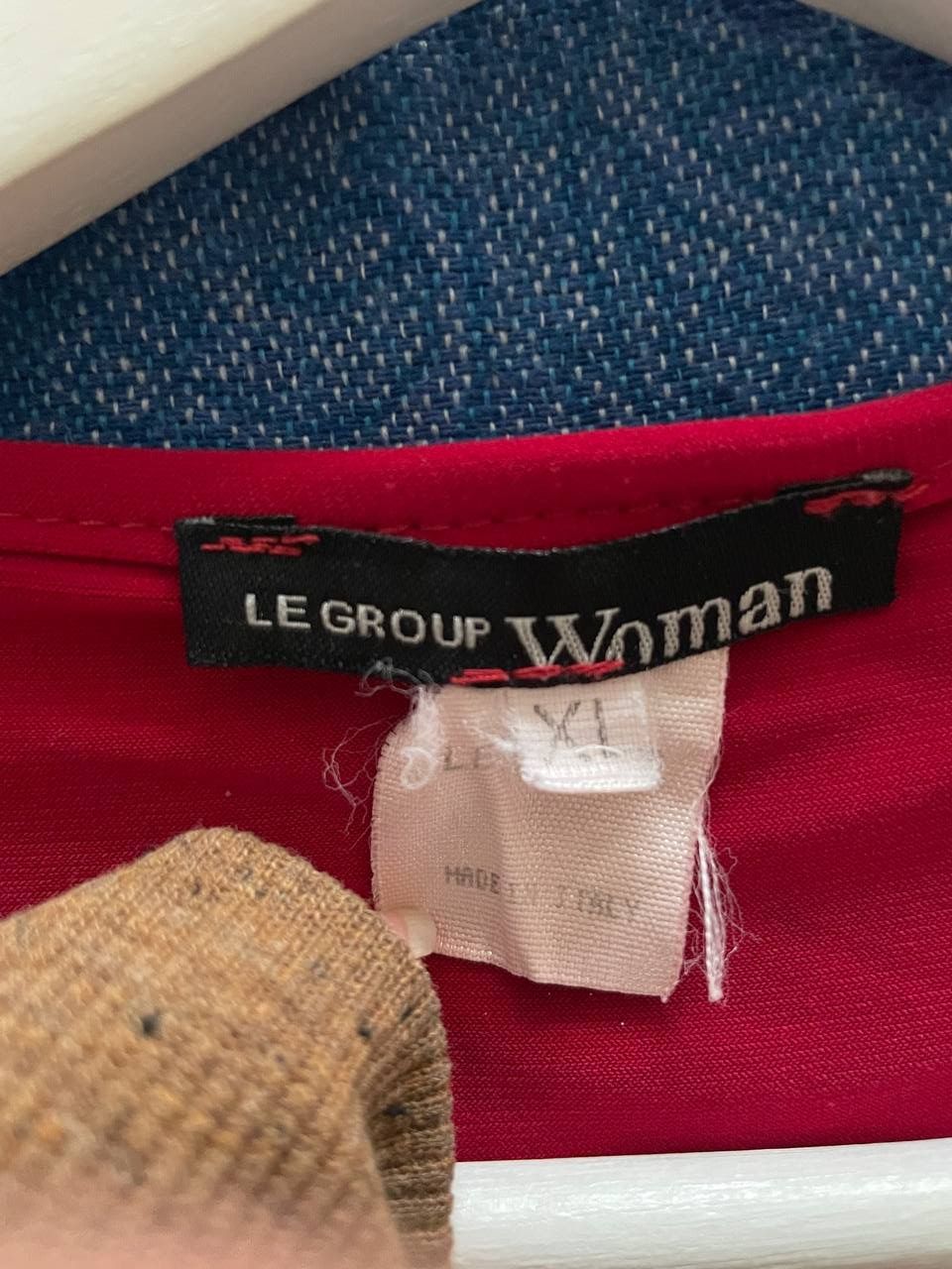 T-shirts: Elegante rote Bluse mit Goldkette – D'occasion à Adliswil par N3er4 3
