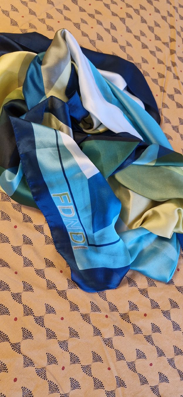 Foulard & Sciarpe: Elegant 100% silk scarf – Usato da Bonstetten venduto da Denitza87 1