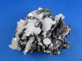 Calcit (UV-Pink) auf Galena