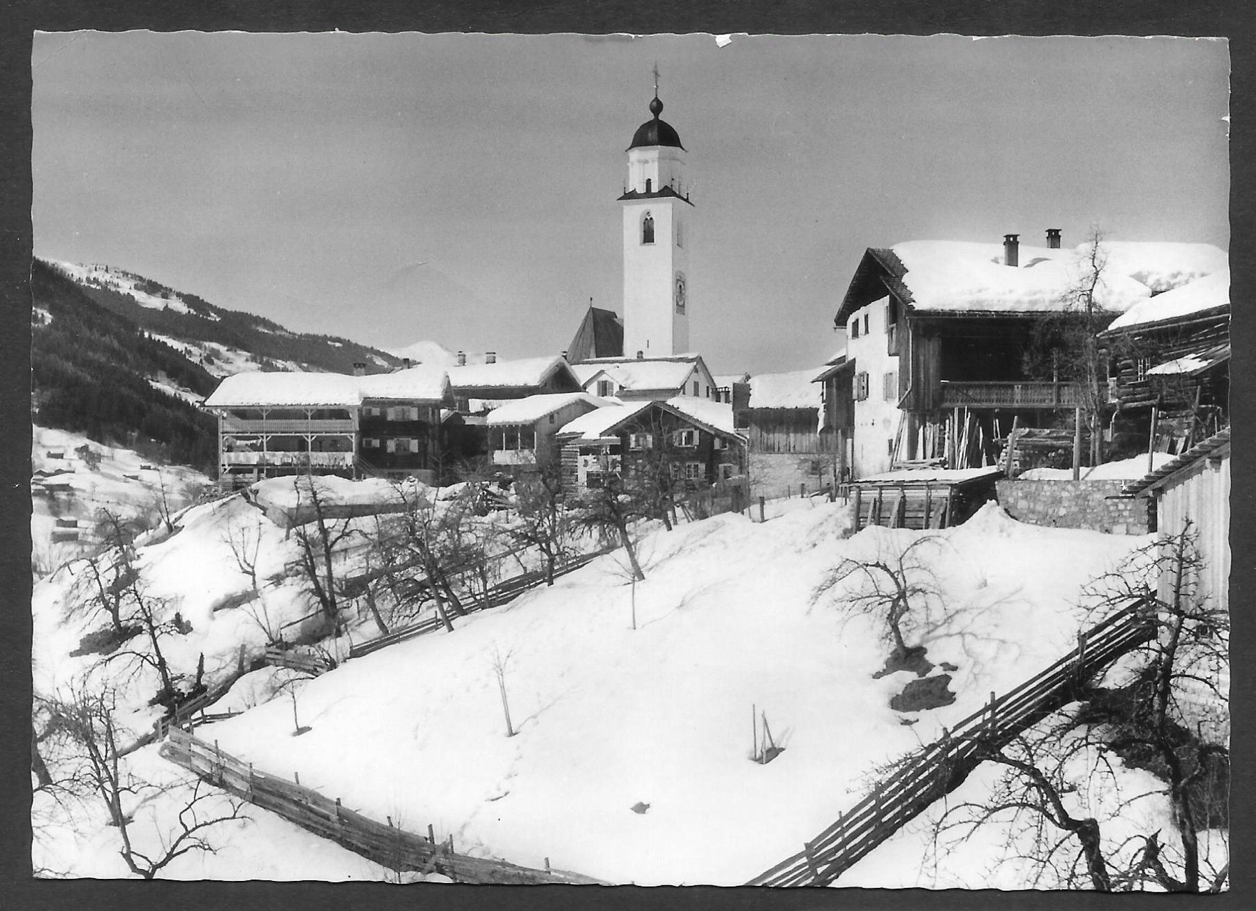 Cartoline postali: Saas im Prättigau Teilansicht mit Kirche – Usato da Olten venduto da clotaldi
