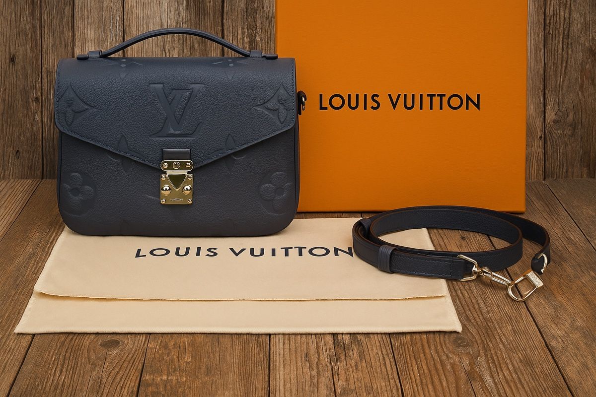 Louis Vuitton Borse: Louis Vuitton Pochette Metis Navy Nacre Empreinte Monogram – Nuovo (secondo la descrizione) da Grindelwald venduto da ricarda1970