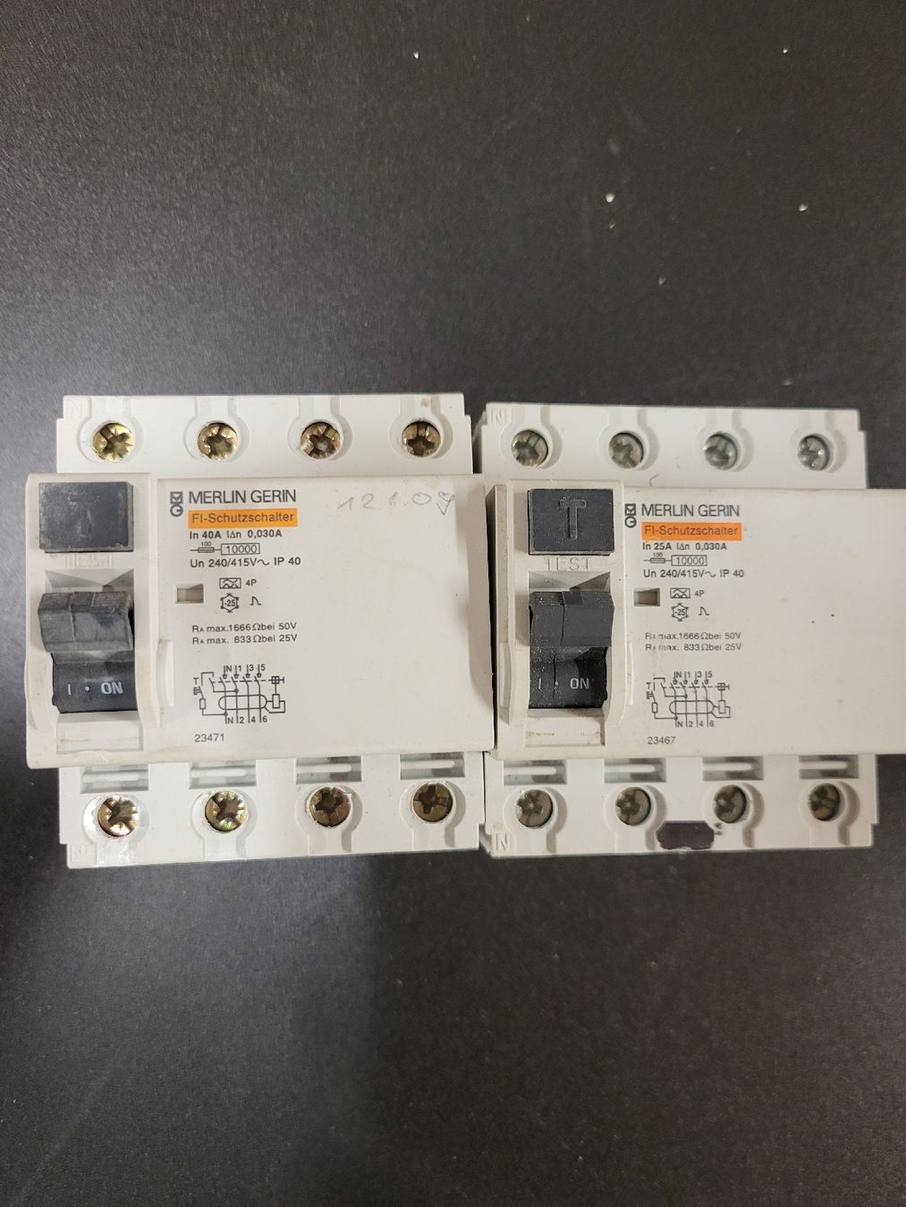Alimentazione elettrica: Fehlerstromschutzschalter Merlin Gerin – Usato da Alpnach Dorf venduto da str_jdw2