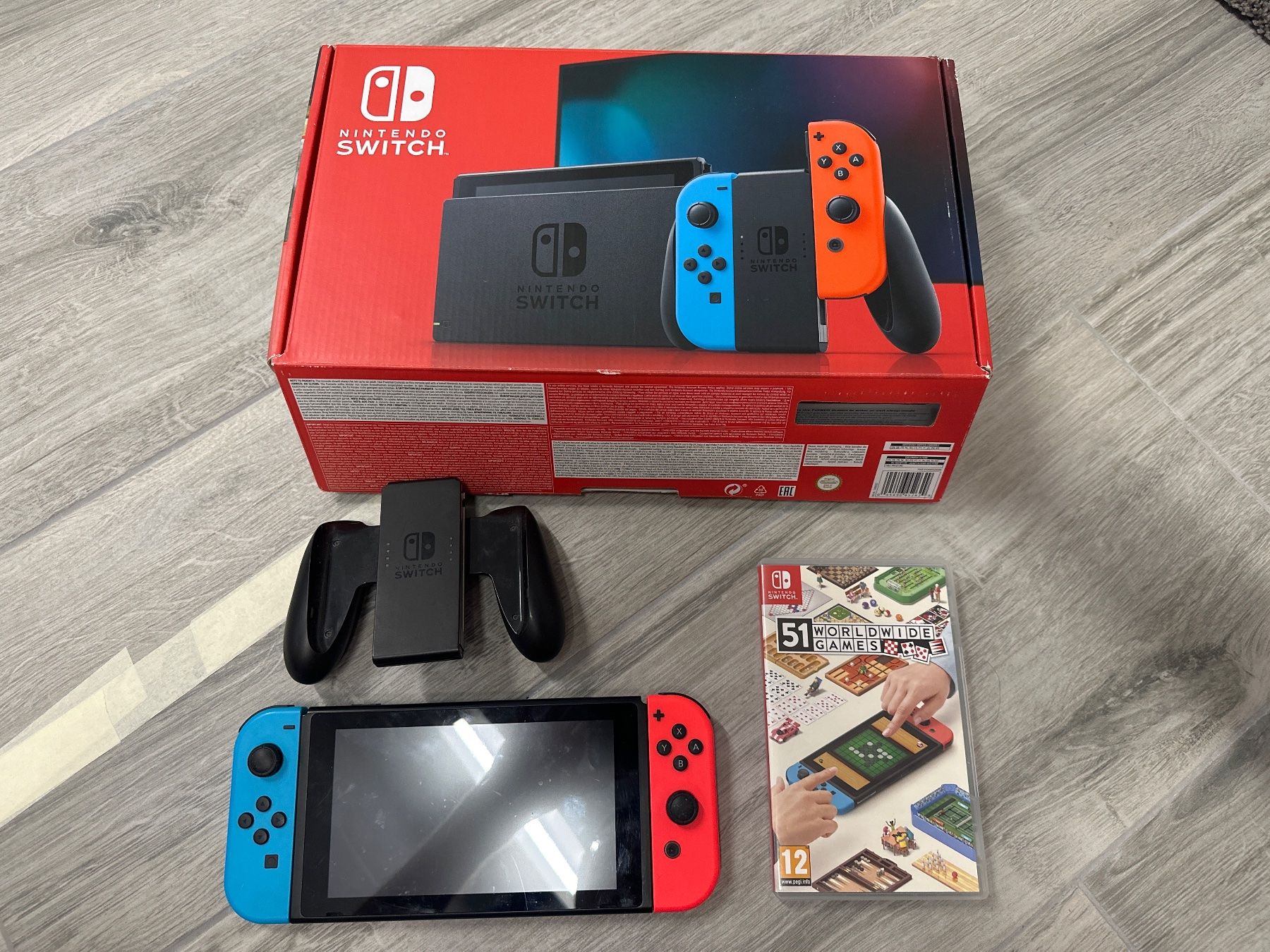 Nintendo Consoles: Nintendo Switch + 1 jeu – D'occasion à Martigny par