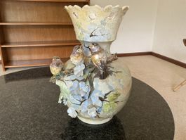 Antike Vase mit Vogelfiguren