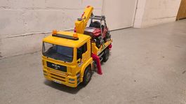 Bruder MAN TGA Abschlepp-LKW mit Geländewagen
