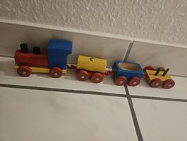 Holzeisenbahn mit vier Wagen