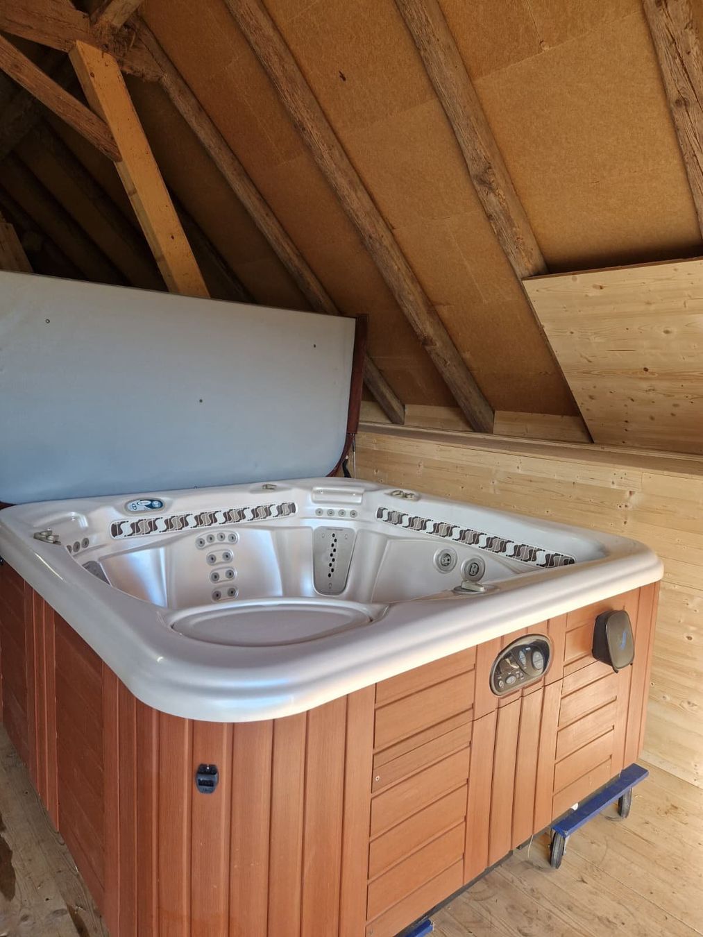 Whirlpool: Whirlpool der Marke HotSpring Modell Vangard – Usato da Lyss venduto da loi_tls7 3