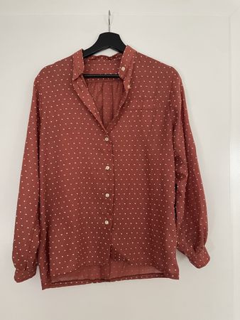 Bluse mit Punkten, Rostrot Grösse M
