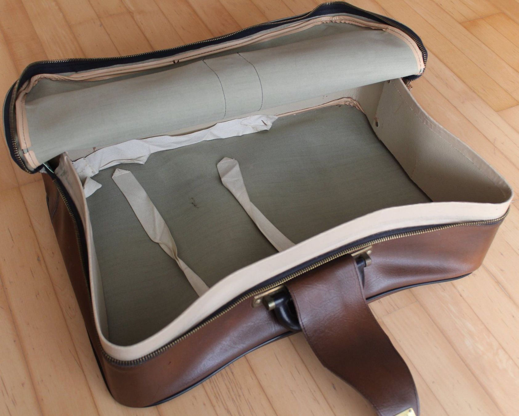 Reisekoffer: Kunstlederkoffer 54 x 39 x 14 – Gebraucht aus Steinhausen von hschaefer 1