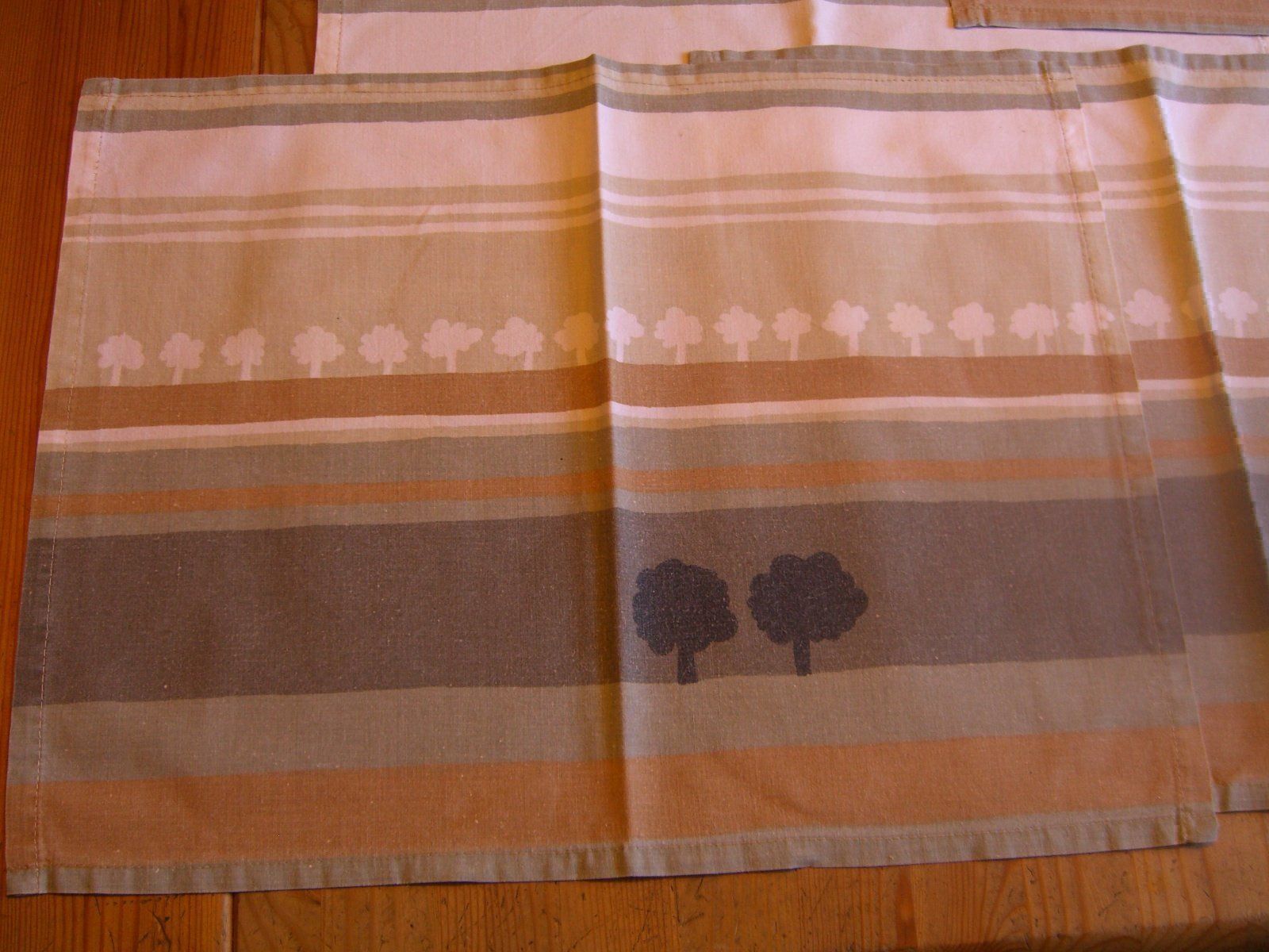 Set di tavolo e panche: 6 hübsche Baumwoll Tisch Sets – Usato da Winterthur venduto da Ghandi5 7