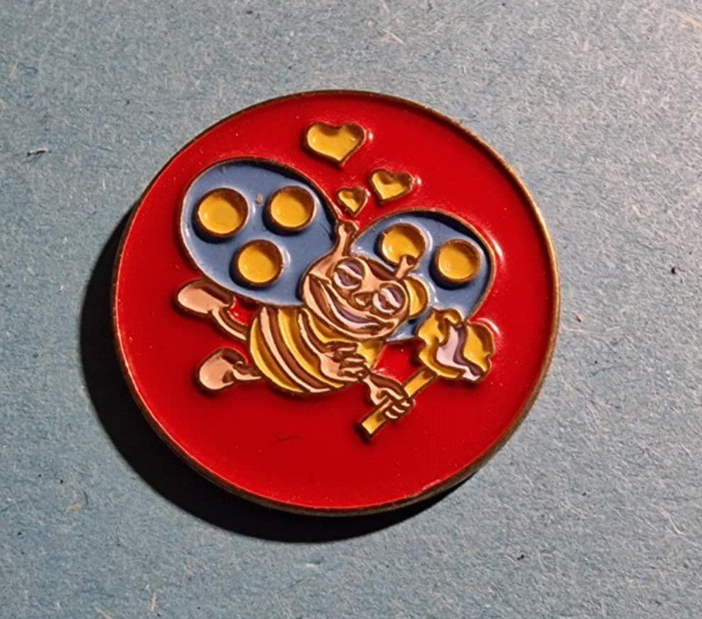 Plaketten & Abzeichen: Pin Blick Käfer in rot – Gebraucht aus Härkingen von specialshapes