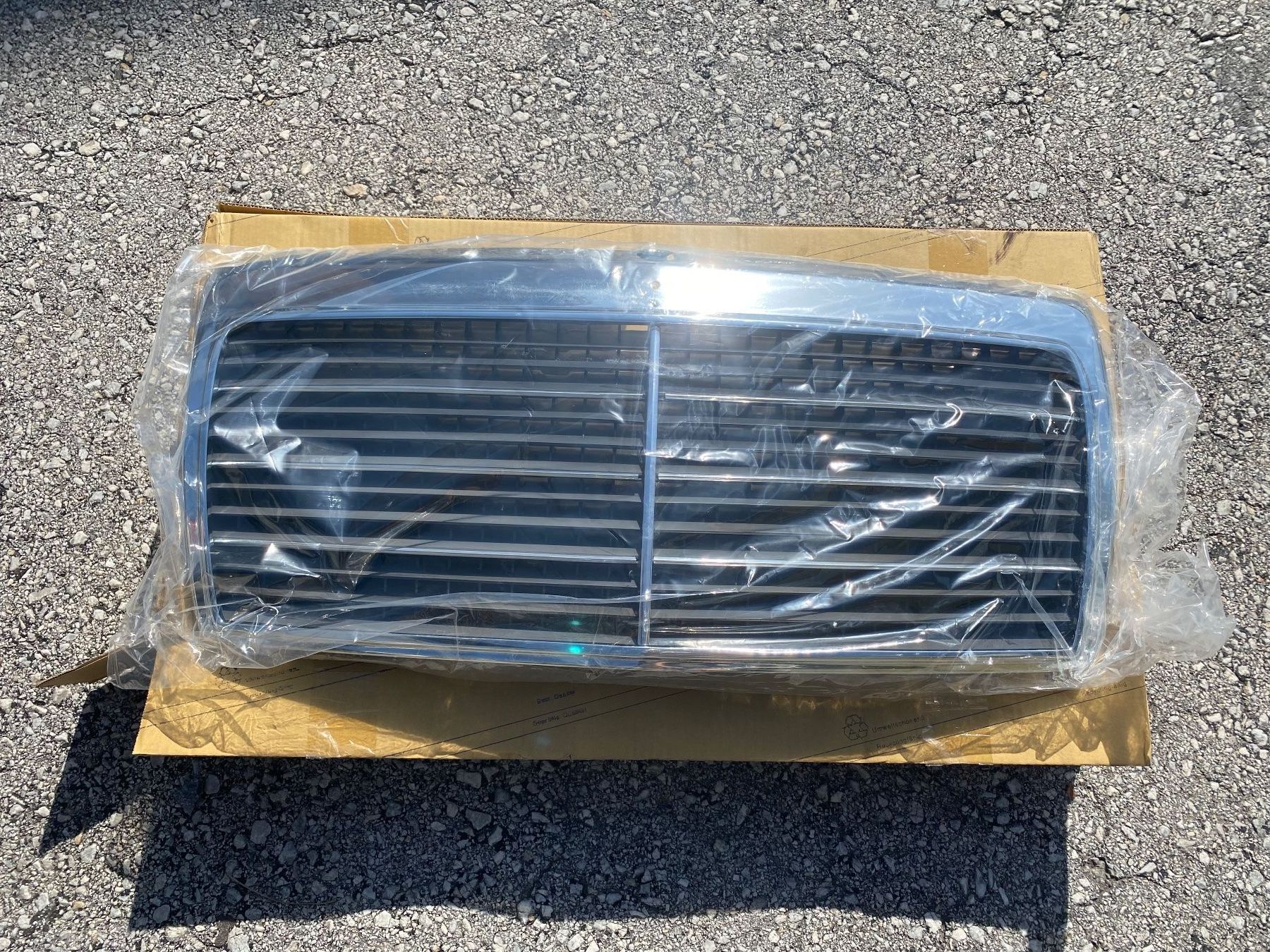 Mercedes-Benz Tutti pezzi di ricambio auto: Calandre de Mercedes W124 NEUVE – Nuovo e nell'imballaggio originale da Ardon venduto da a_laroyale