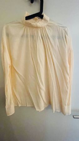 Elegante Creme Bluse mit Stehkragen, Gr. 38