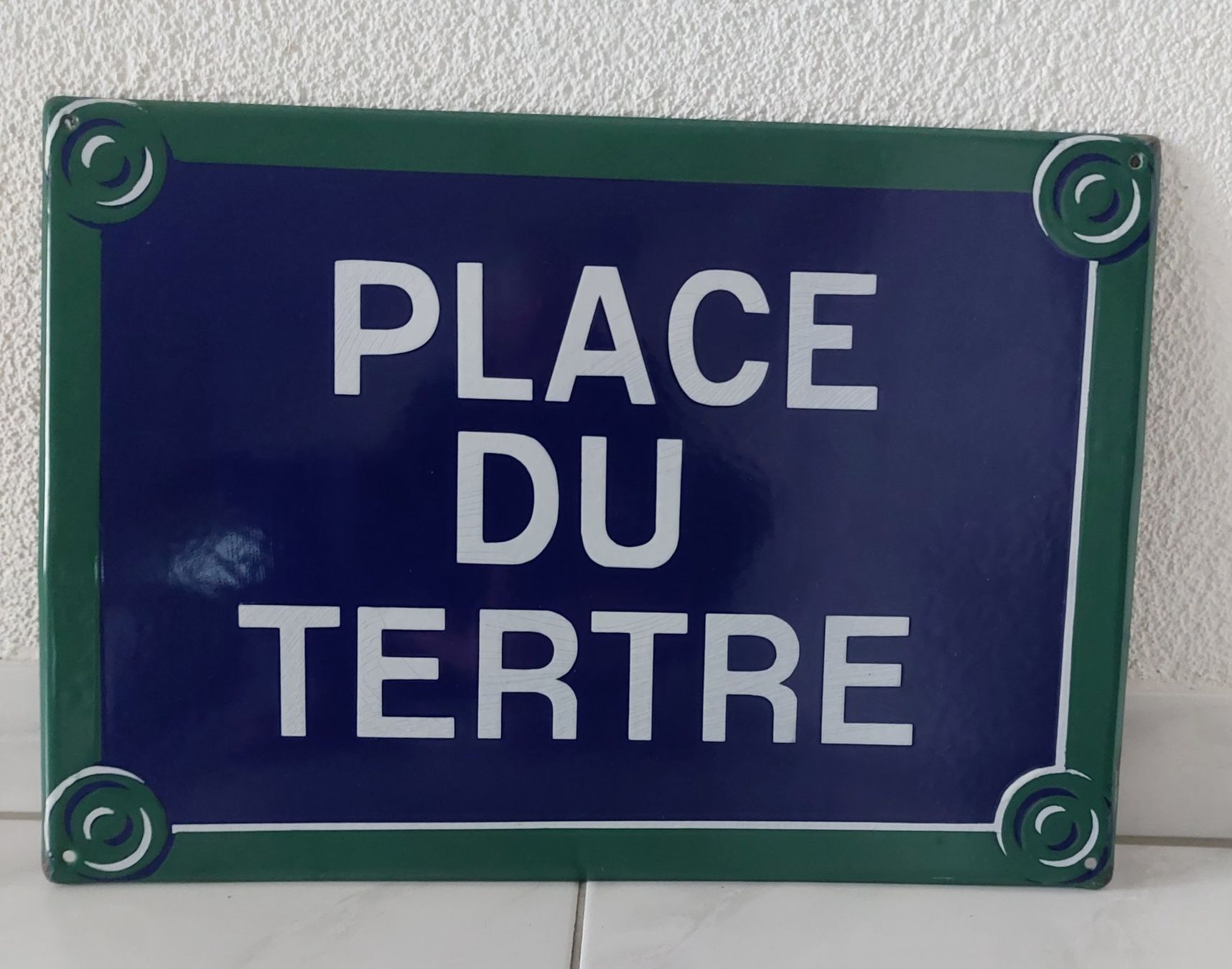 Insegne: Emailschild Place Du Tertre plaque émaillée Paris – Usato da Schenkon venduto da TG10