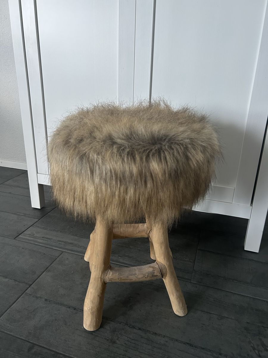 Sgabelli: Flauschiger Hocker mit Holzfüssen - ein Hingucker! – Usato da Ostermundigen venduto da mic_27pv 1