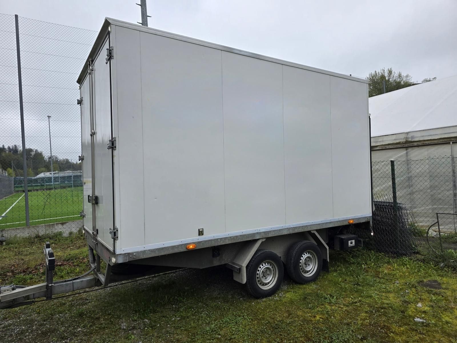 Vezeko Rimorchi: Anhänger 3.5t mit Hebebühne – Usato da Hunzenschwil venduto da mab_786b