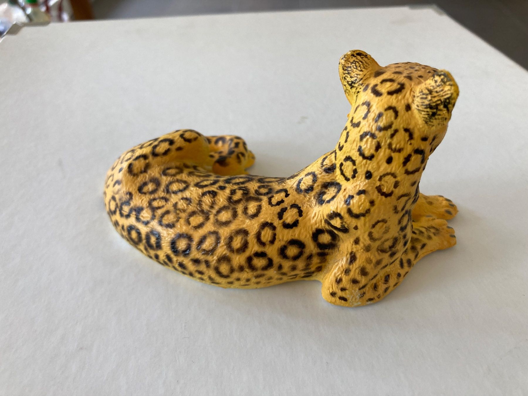 Giocattoli: Leopardin liegend Tierfigur von AAA – Usato da Zwillikon venduto da Eni88 2