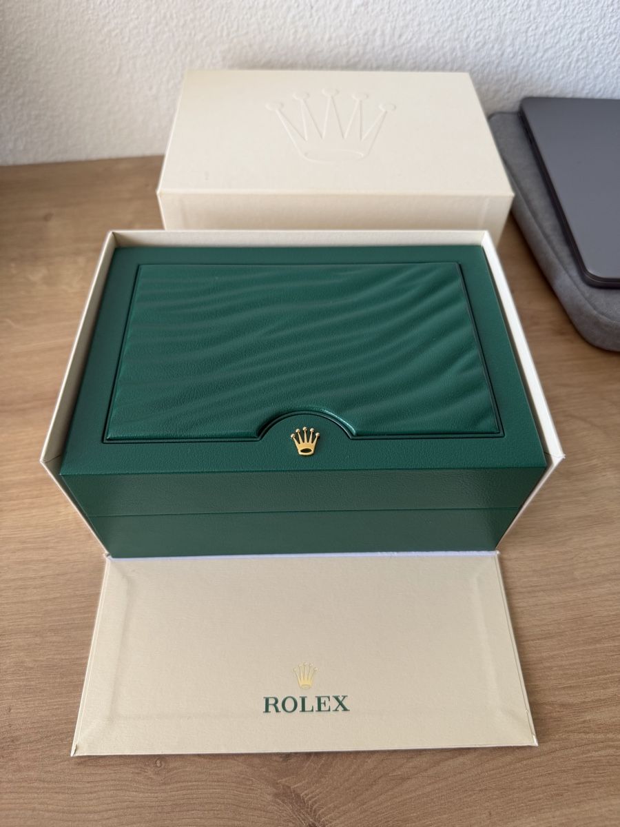 Rolex Uhren: Rolex Oyster Perpetual 36 Green Full Set – Gebraucht aus Liestal von marn_o 7