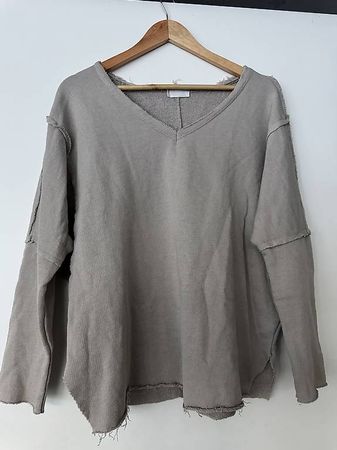 Grauer Pulli