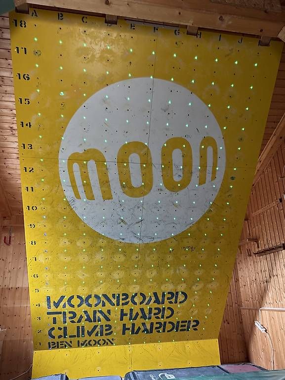 Pareti & prese d'arrampicata: Moonboard : panneaux et système led bluetooth – Usato da Ravoire venduto da crthch