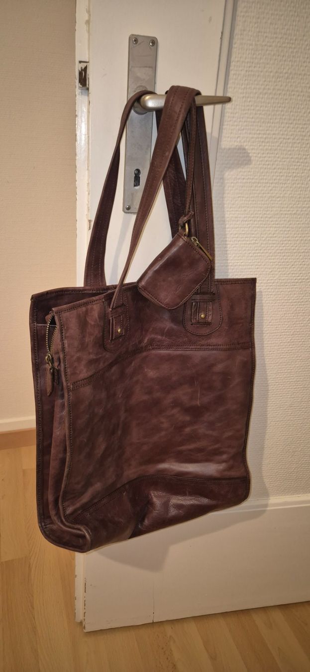 Taschen: Queen & Cult Ledertasche / Tote Bag braun – Gebraucht aus Windisch von LaubAir 1