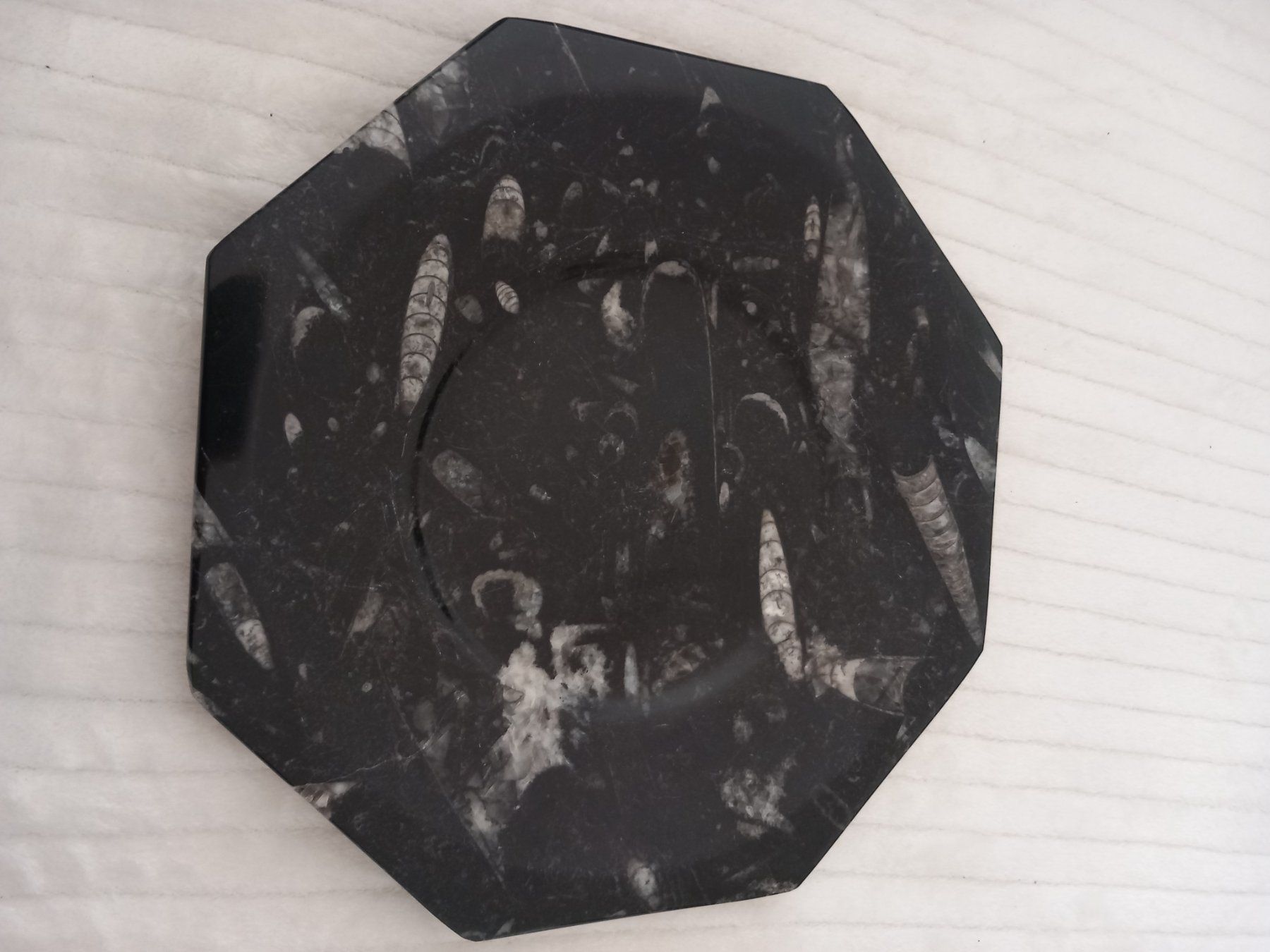 Piatti di portata: Fossile Octogonal en Marbre Jurassique Noir – Usato da Le Grand-Saconnex venduto da Rgt87
