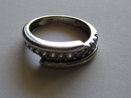 Bague argent 925 sertie de petites pierres scintillantes