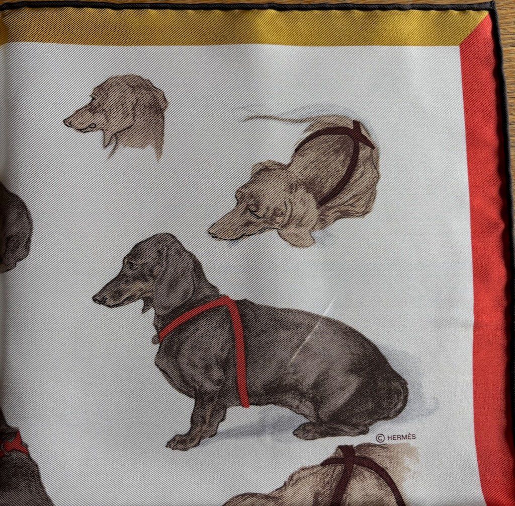 Hermès Foulard & Sciarpe: HERMES Gavroche Pochette "LES BASSETS", 2025 – Nuovo e nell'imballaggio originale da Zürich venduto da Libraco 4