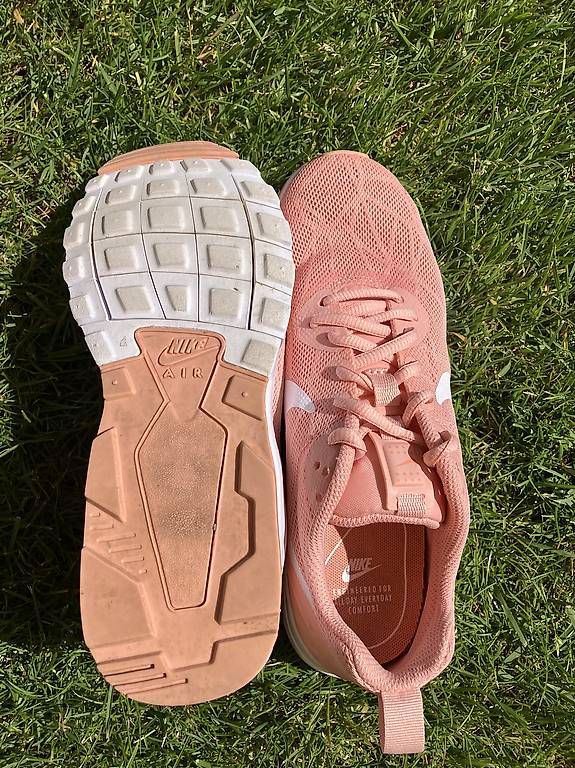 Herrenschuhe: Nike Air Max Motion Gr. 4,5 lachs-weiss – Gebraucht aus Lyss von stubenwagen 3