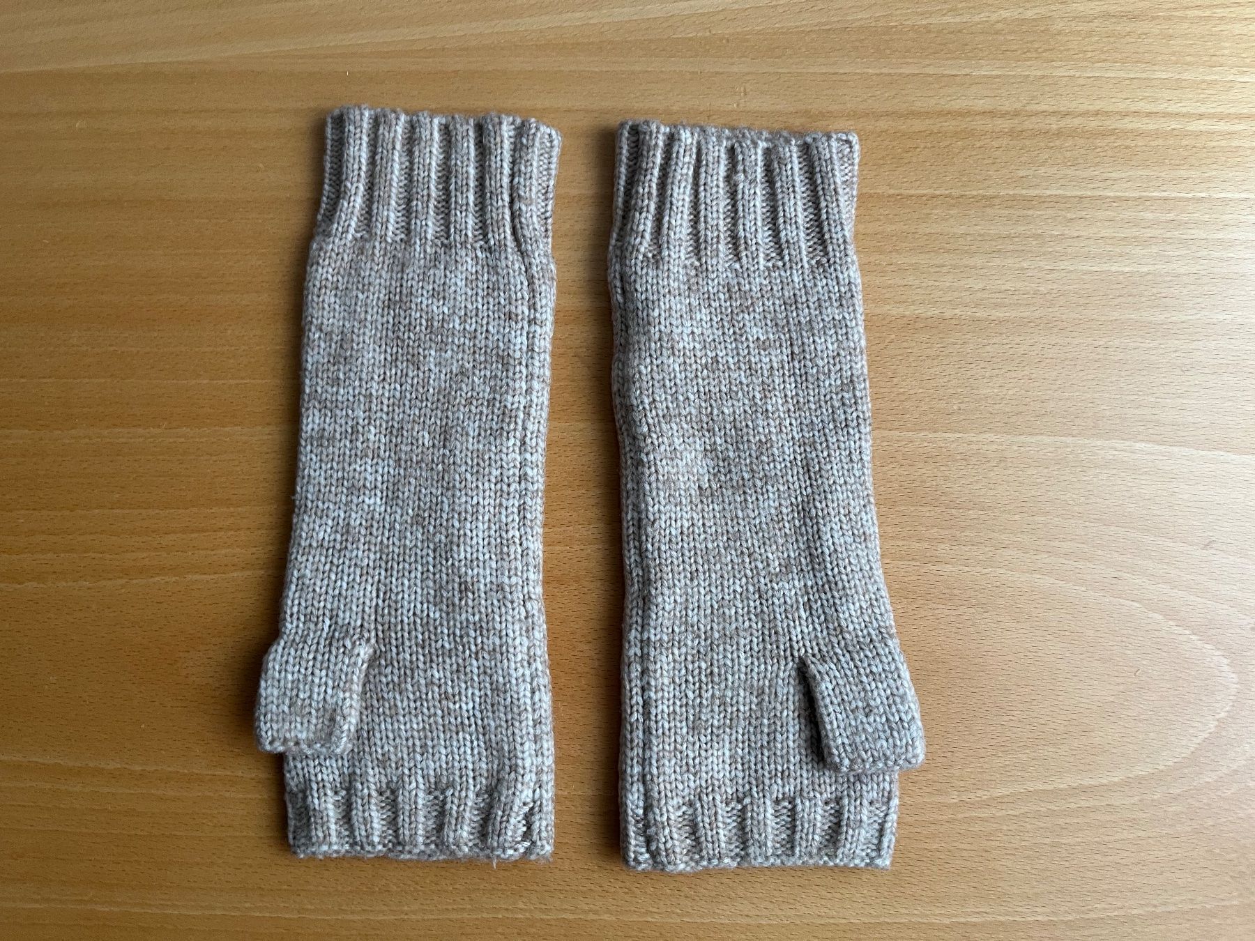 Sonstige Kleidung & Accessoires: Handwärmer/-stulpen – Gebraucht aus Balgach von Olieto 1