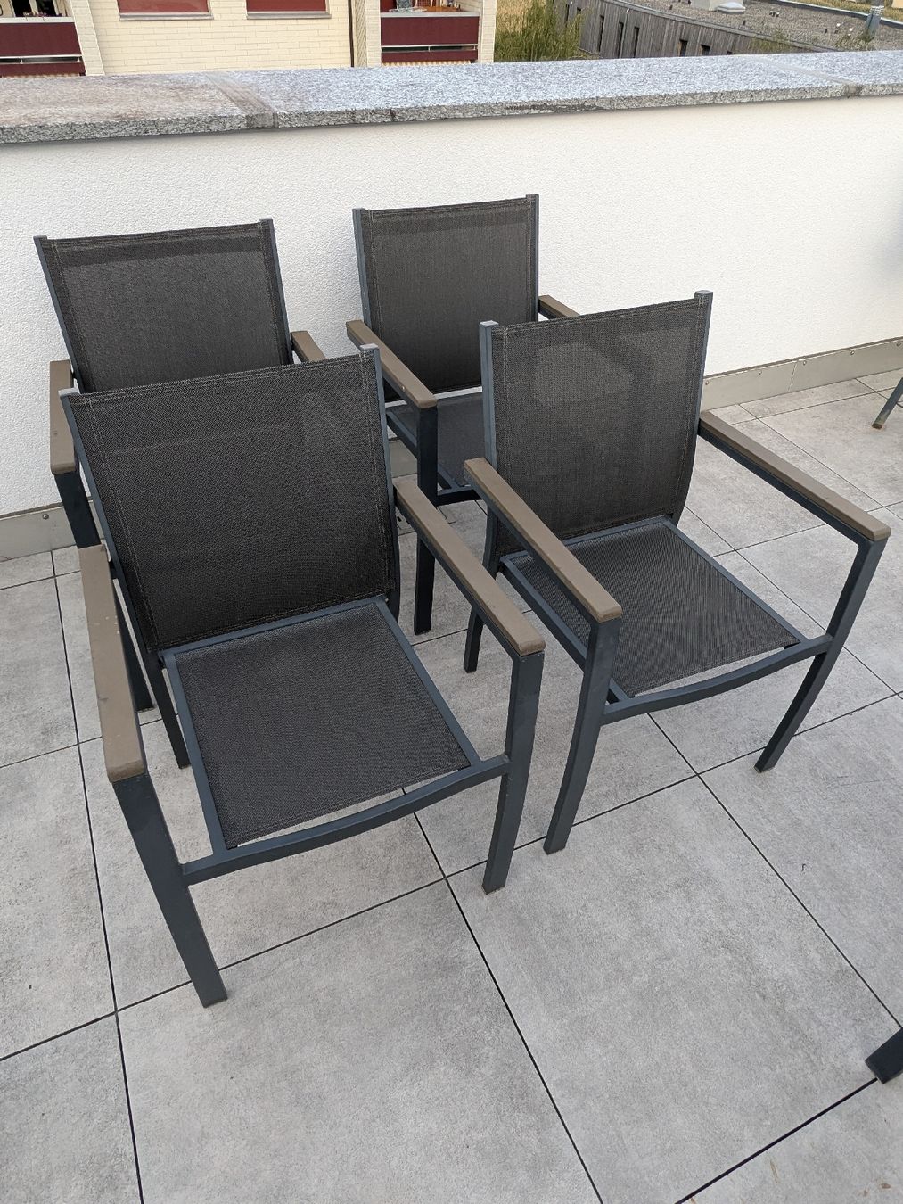 Set di tavolo e panche: Ensemble de 4 chaises de jardin gris et bronze – Usato da Vouvry venduto da babalisto