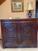 Cabinet néo-Renaissance sculpté en bois massif