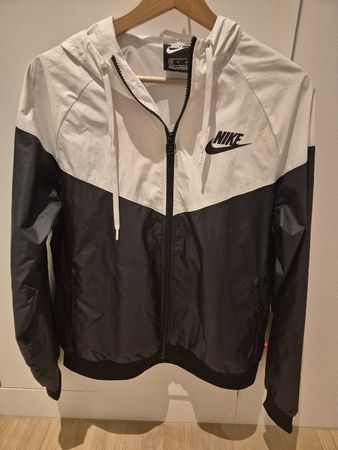 Leichte Nike Damen Jacke Grösse M