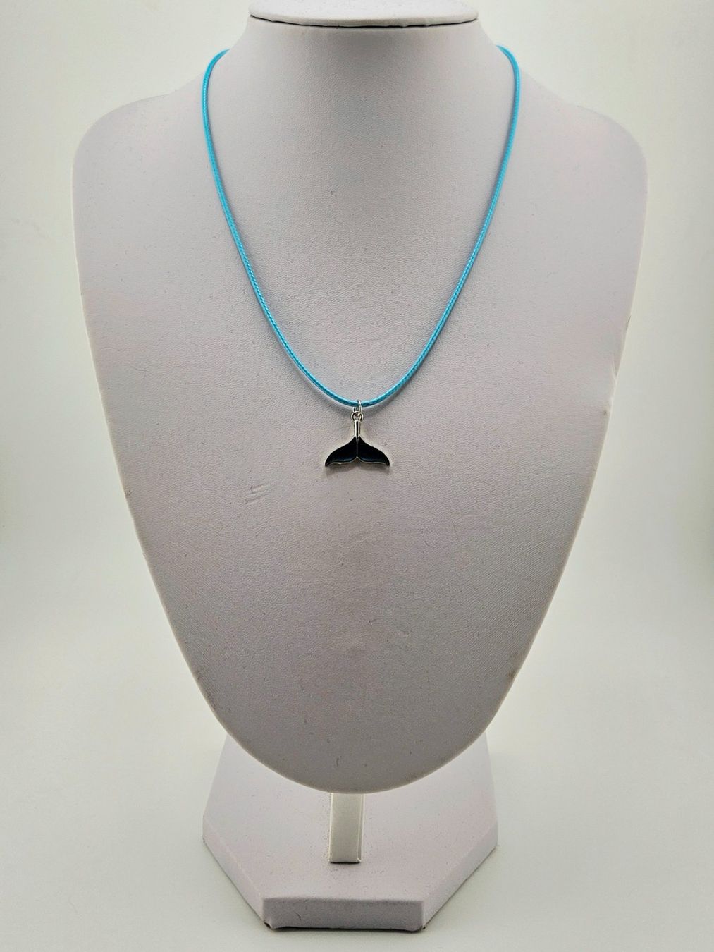 Catenine: Damenhalskette mit Wal Flosse Anhänger Blau – Nuovo e nell'imballaggio originale da Thalwil venduto da Seesteine 1