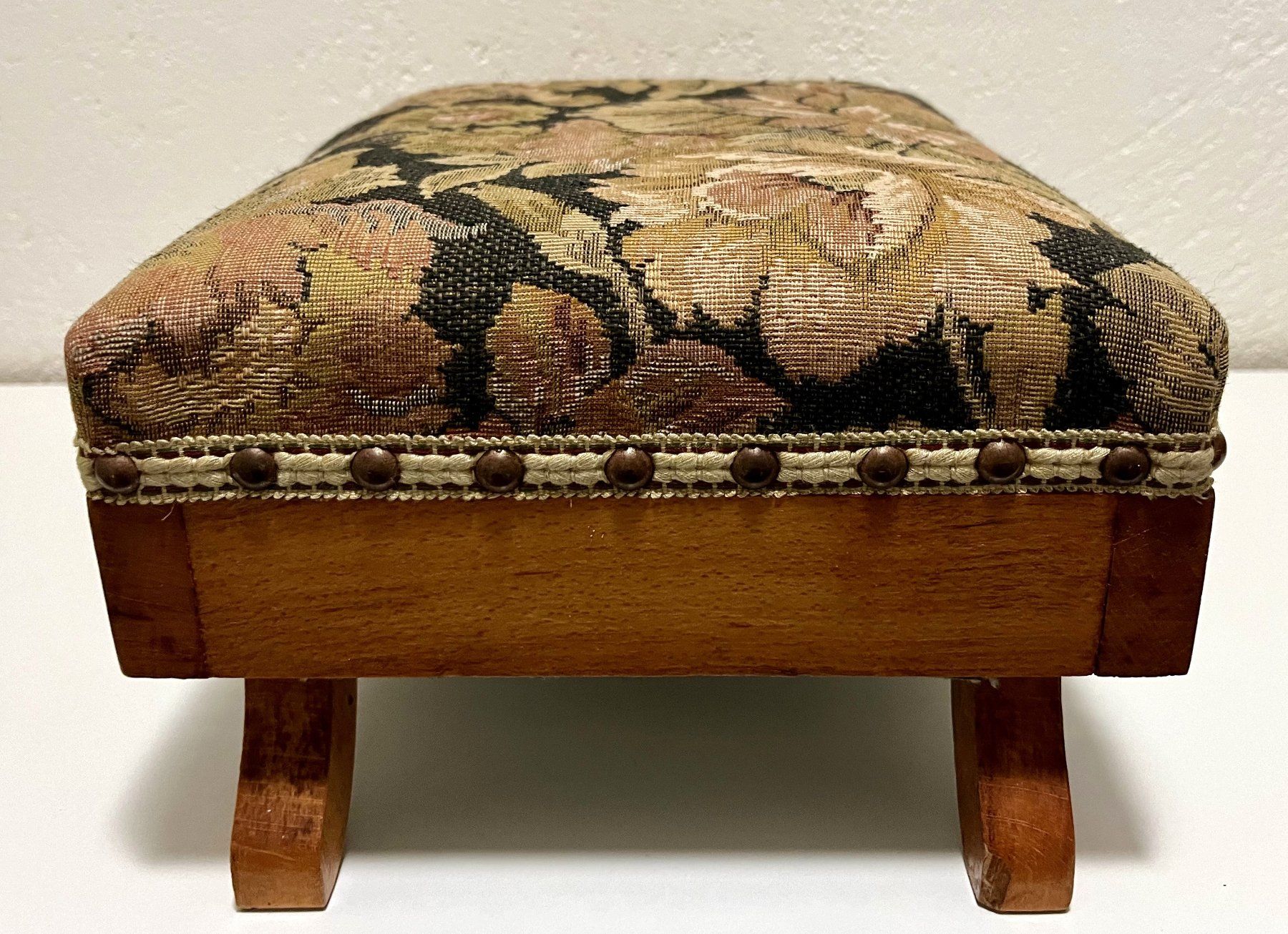 Sgabelli: Möbel Schemel Tabouret Tritthocker Holz braun Stoff Goblain – Usato da Wangen b. Olten venduto da Buntgemischt 1