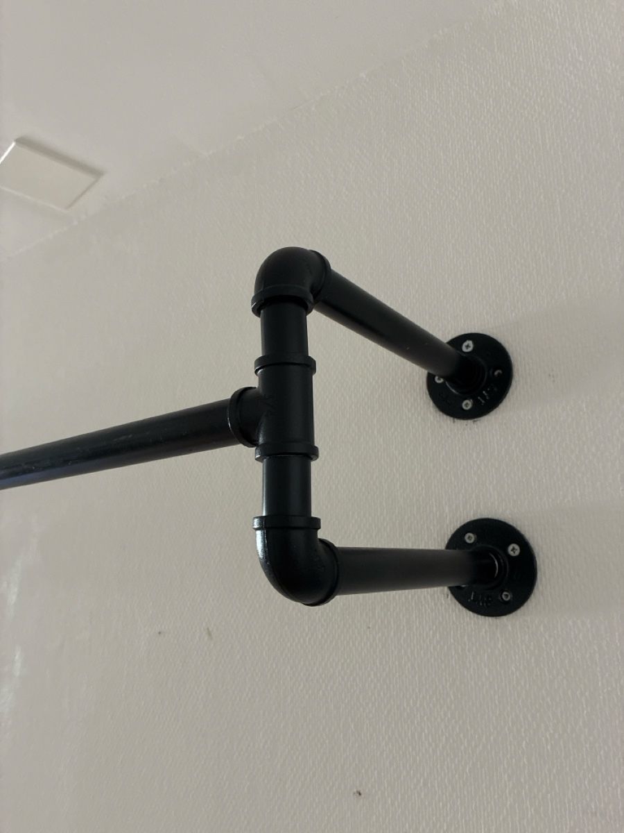 Quincaillerie: Black industrial pipe clothes rack – D'occasion à Zürich par BlancaL 2
