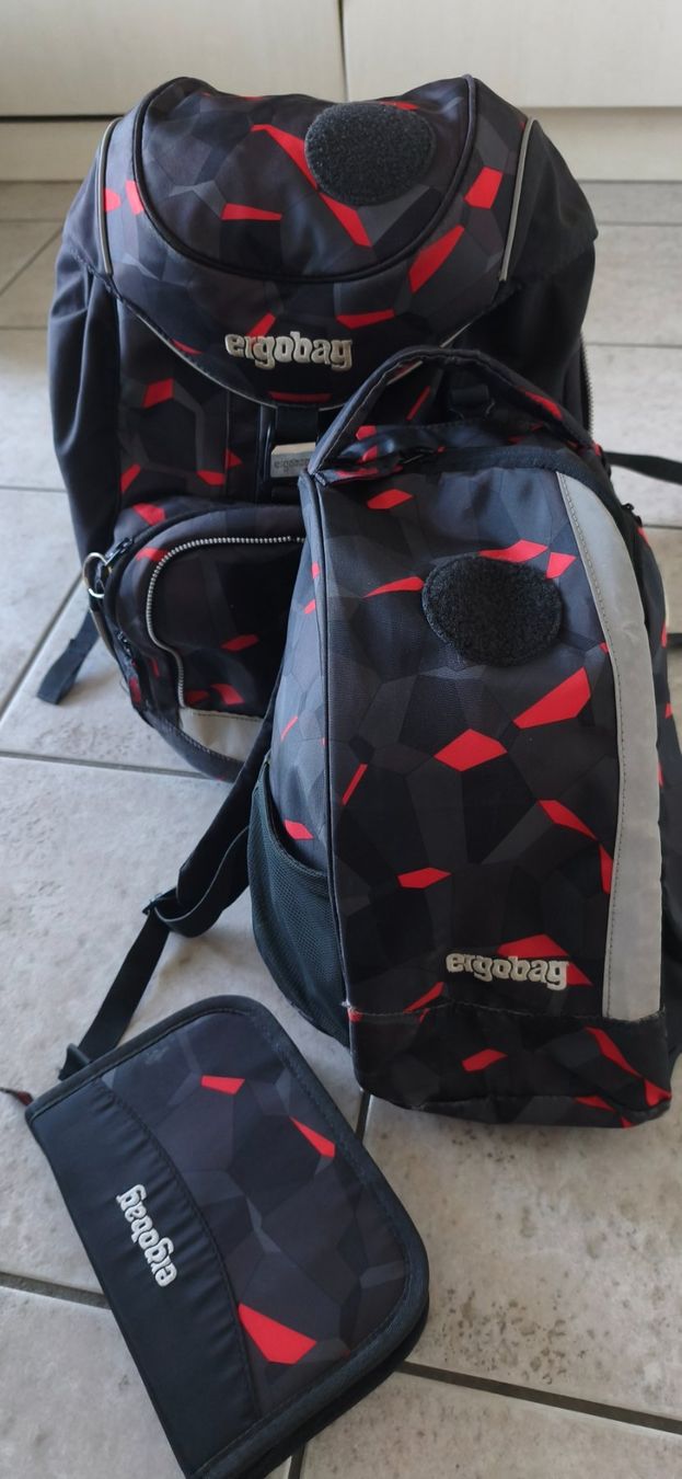 Ergobag Rucksäcke: Schulrucksack Ergobag mit Sportbeutel, Etui und Regenschutz – Gebraucht aus Müntschemier von manuschw 1