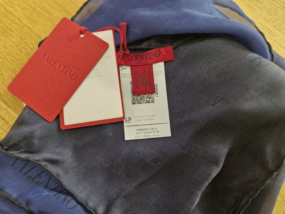 Foulard Valentino En Mousseline De Soie - Occasion, Couleur à Vérifier, Léger Et élégant