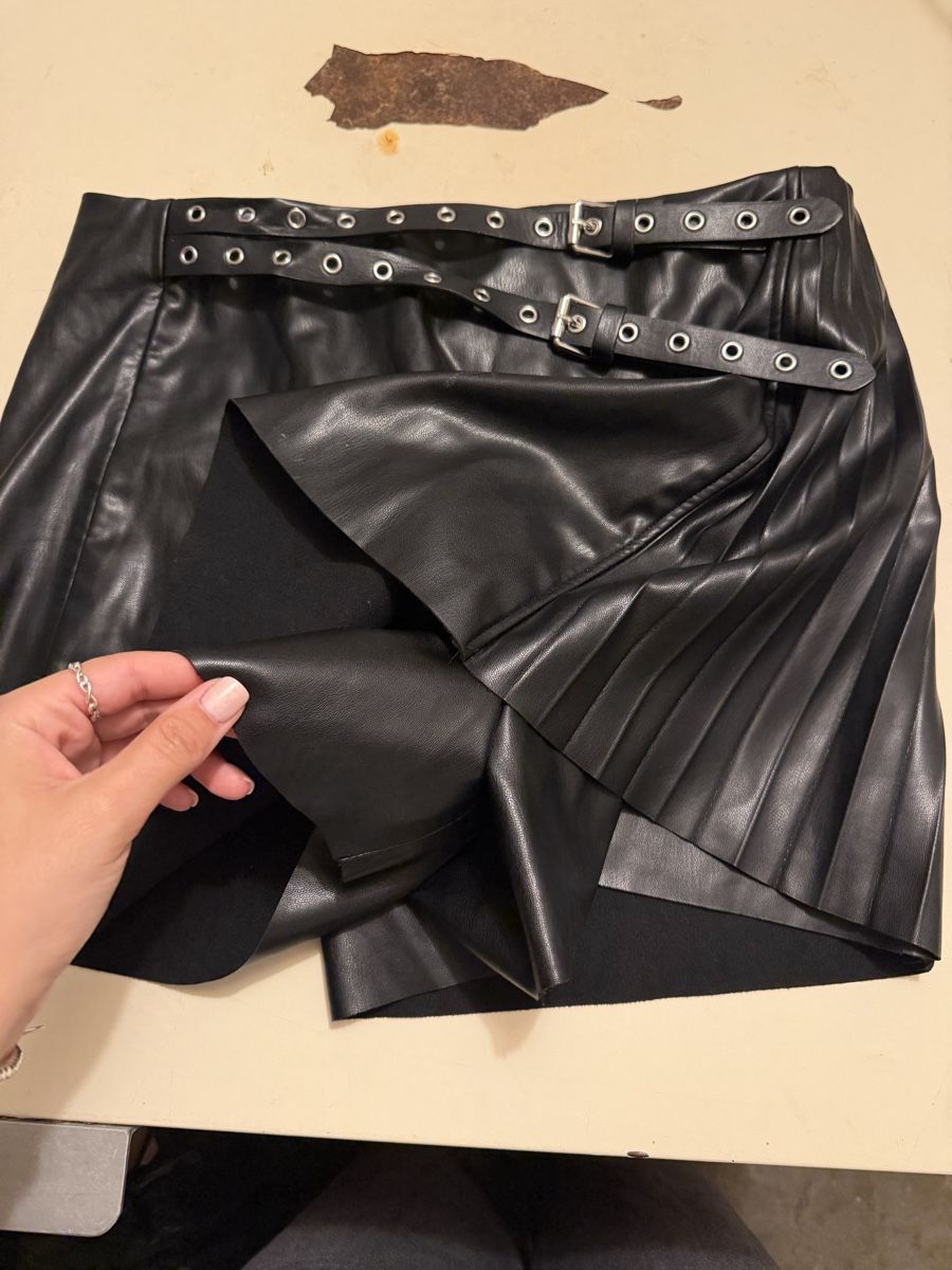 Zara Hosen: Skort Lederoptik schwarz mit Schnallen Grösse M – Neu (gemäss Beschreibung) aus Luzern von Lorena.haj 1
