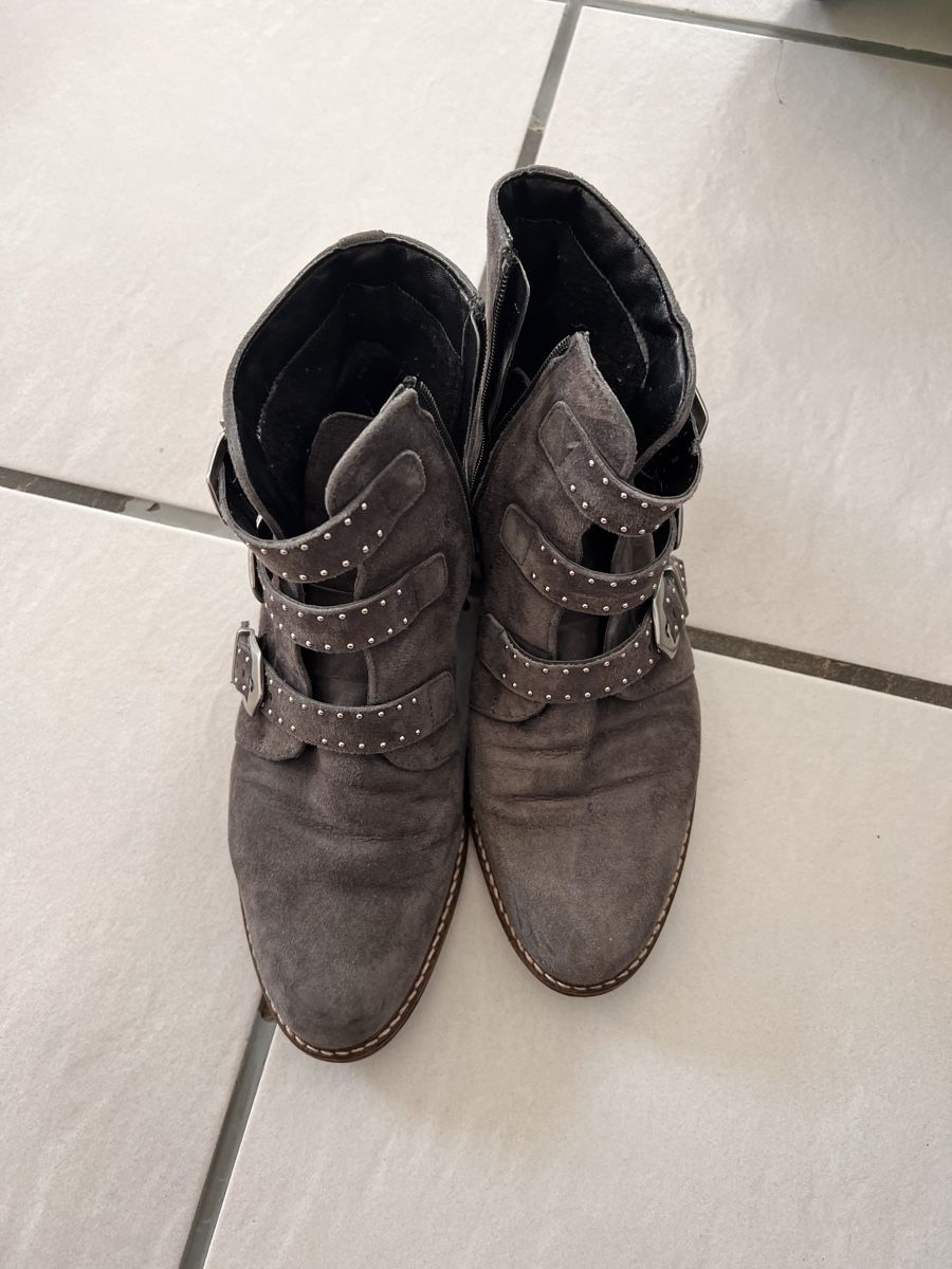 Scarpe da donna: Graue Wildleder Stiefeletten mit Schnallen,gr.38 – Usato da Diegten venduto da kip_wg9z