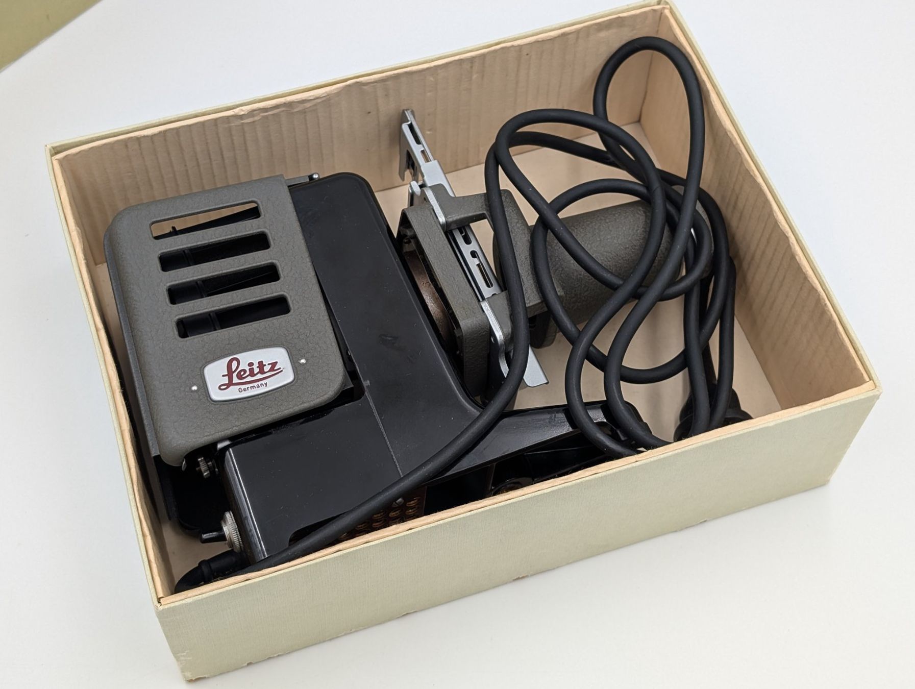 Proiettori: Leitz Prado 150, Retro Diaprojektor mit OVP, – Usato da Winterthur venduto da Hint17 1