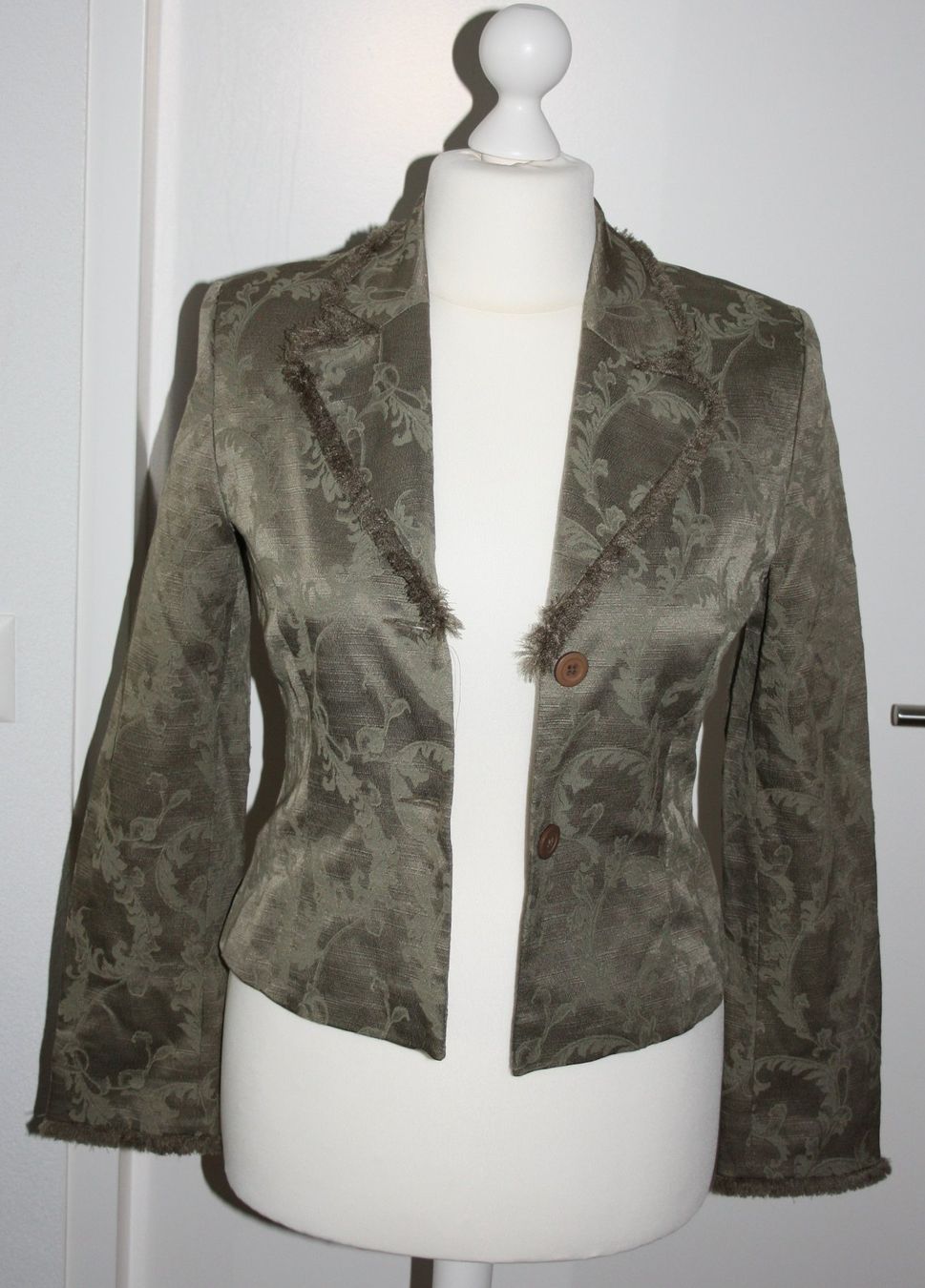 Giacche: Blazer Xanaka Brokatgewebe oliv Gr. 38 – Usato da Flüelen venduto da Diversicum-Textil
