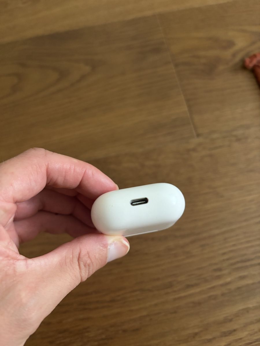Apple Cuffie: Charging case / Ladecase AirPods 4 weiss – Usato da Thalwil venduto da Counterdude 2