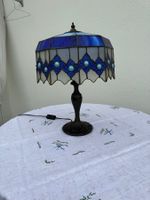 Tischlampe Tiffany Stil blau Glas Metall patina